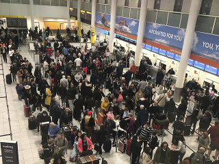Čakajúci pasažieri na letisku