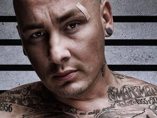 Vykradnutá benzínka v klipe