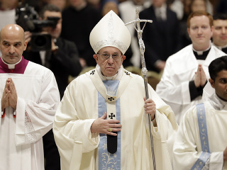 Pápež František počas omše.