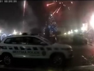 Auto podpálila novoročná pyrotechnika: