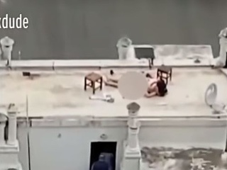 VIDEO Na streche domu