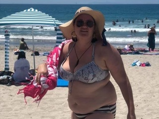 Žena na pláži dala