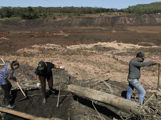 Brazílski záchranári stále hľadajú