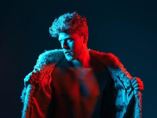 Samuel Hošek sa posúva