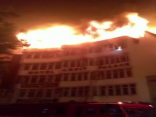 Hotel zachvátil požiar pred