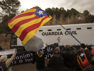 Protestujúci Katalánci v uliciach.