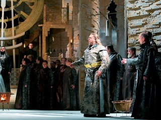 Zľava Marián Lukáč ako Jago a Titusz Tóbisz ako Otello v novom naštudovaní opery Giuseppe Verdiho v Štátnom divadle Košice
