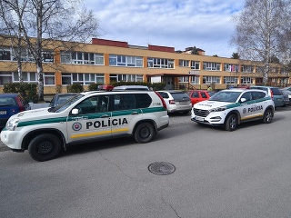 Policajné autá pred budovou