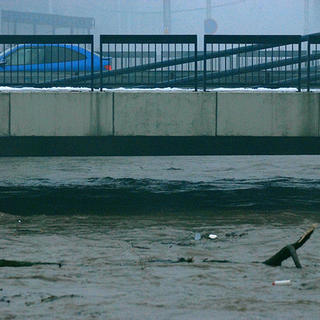Hladiny riek klesajú, povodne