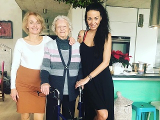 Agáta Hanychová s mamou a babičkou