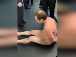 VIDEO Muž chcel nahý