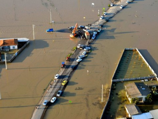 Voda zaplavila tisícky domov.
