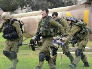 Izraelskí vojaci nesú zraneného