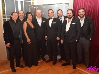 Veľkolepá oslava, pop operné