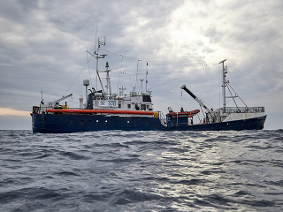 Loď so 64 migrantmi