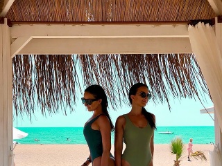 Jednoduché celé plavky dokážu