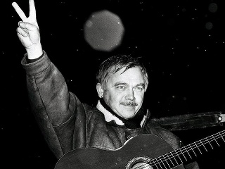 Tíšený pesničkár a symbol