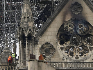 V okolí zhoreného Notre-Dame