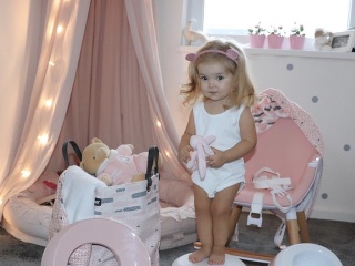 Dievčatko je naozaj rozkošné