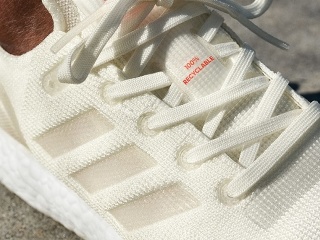 Adidas prinesie tenisky, aké