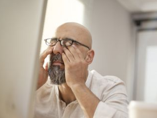 Celé dni pred monitormi