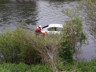 Auto skončilo v rieke