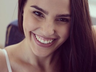 Sexi brunetka, s ktorou