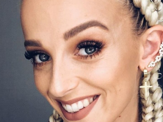 Sima prespievala megahit Shallow,