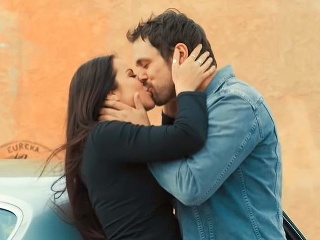 Zaľúbené pohľady, bozky aj