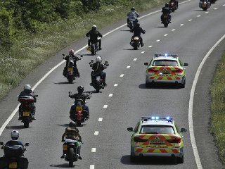 Policajti doprevádzajú členov motorkárskeho