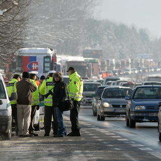Kamionisti blokujú cesty, policajti