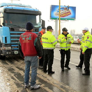 Polícia blokuje 30 kamionistov