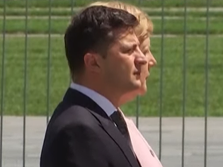 Hrozivé VIDEO Merkelovej záchvatu