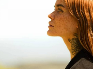 Ryšavá modelka, ktorá búra