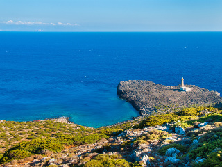 Grécky ostrov láka nových