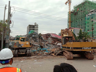 Zrútenie budovy v Kambodži