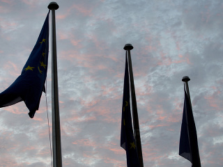 Vlajka EÚ sa vznáša