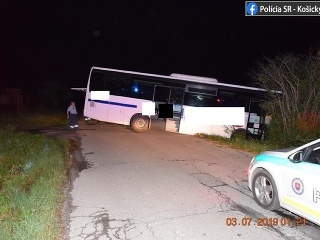  Autobus narazil do