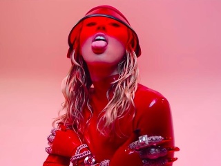 Návrat vulgárnej Miley Cyrus: