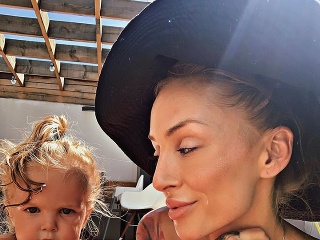 Štýlová mamička s tetovaním