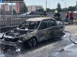 Požiar vozidla na Moste