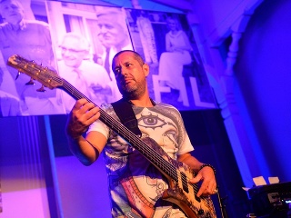 Oskar Rózsa skladá hudbu