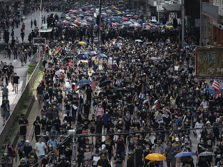 Protesty v Hongkongu pokračujú: