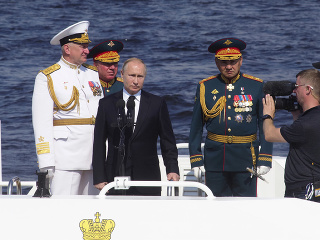 Vladimir Putin, vpravo ruský