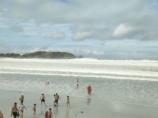 Ľudia relaxovali na pláži,