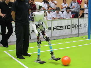 Humanoidné roboty hrajú vlastnú