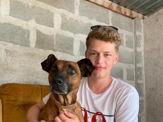 Oliverovi našli pred pár rokmi v batožine náboj. 