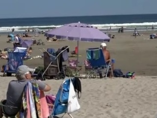 Ľudia oddychovali na pláži,