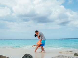 Ona miluje cestovanie, on