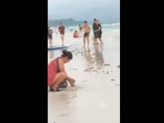 VIDEO Známu pláž museli